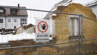 Bild: Gabi Schönberger
"Betreten Verboten" heißt es unmissverständlich vor den Mauerresten des weitgehend abgetragenen denkmalgeschützten Hauses in der Freyung in Neustadt.