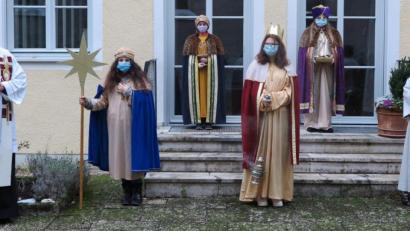 Bild: jzk
Nach der ersten Sternsinger-Andacht dankten Stadtpfarrer Thomas Kraus (links) und Gemeindereferent Jochen Gößl (rechts) vier Sternsingern stellvertretend für alle für ihre Teilnahme.