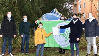 Bild: Bäumler
Große Freude herrscht an der Grund- und Mittelschule Schwarzenfeld über die Auszeichnung. Das Bild zeigt von links Konrektor Manfred Bösl, Rektor Siegfried Seeliger, Schüler Luca Ries, Umweltbeauftragte Simone Huber, Bürgermeister Peter Neumeier sowie 
Andreas Reißer, Fachberater Umweltbildung beim staatlichen Schulamt Schwandorf.
