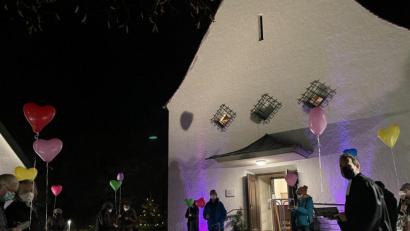 Bild: ads
Die Jahreslosung der Evangelisch-Lutherischen Kirchengemeinde Hirschau dreht sich um die Barmherzigkeit. Sie wird bei einem Gottesdienst bekanntgegeben. Die Gläubigen lassen dabei Herzluftballons mit der Losung in den Abendhimmel steigen, um zu signalisierten: „Wir haben heuer ein Herz für einander.“