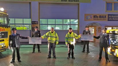Bild: twi
Die Feuerwehren Oberköblitz und Wernberg freuten sich über die Spende. Das Bild zeigt (von links) Vorsitzenden Werner Fischer und Kommandant Manuel Kraus von der Feuerwehr Wernberg, Winfried Balk, Philipp Balk, Kommandant Christian Demleitner und Zweiten Vorsitzenden Franz Jungwirth von der Feuerwehr Oberköblitz.