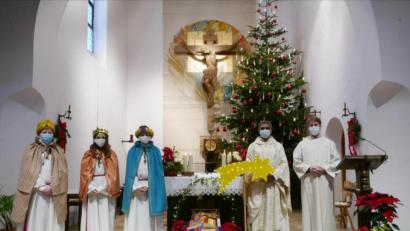 Bild: ld
Die beiden Oberministrantinnen Eva und Lilli Glowka sowie Jakob Prechtl gestalteten den Gottesdienst am Dreikönigsfest als Sternsinger in Brand mit. Rechts Pater Joy und Pastoralreferent Maximilian Pravida.