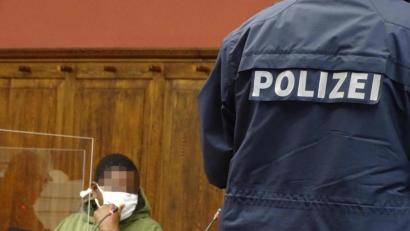 Bild: Houschka
Der verurteilte Täter sitzt im Landgericht Amberg. Der 30-jährige Malier muss wegen Vergewaltigung für zehn Jahre ins Gefängnis.