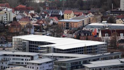 Bild: Dagmar Williamson
Viele Dächer, aber keine Photovoltaik-Anlagen: Das Parkhaus an der Marienstraße ist laut Die Liste Amberg ein Beispiel für vertane Chancen der Stadt. „Das Dach ermöglicht eine PV-Anlage, die jährlich rund 400 000 Kilowattstunden produzieren würde und somit durchschnittlich etwa 115 Haushalte mit Strom versorgen könnte“, sagt Martin Frey.