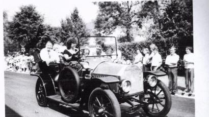 Archivbild: Lydia Becher/exb
Das Auto der "Krautsabl-Gmoi" war auch bei der 975-Jahrfeier der Stadt Kemnath 1983 im Einsatz.