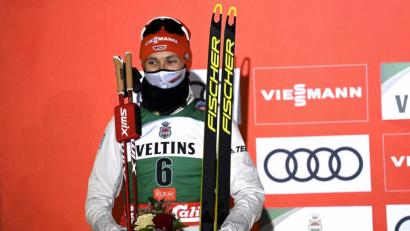 Bild: Emmi Korhonen/dpa
Eric Frenzel bei der Siegerehrung mit Maske.