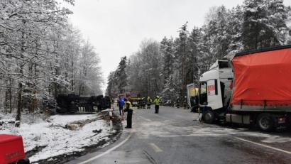 Bild: Armin Jehl/exb
Die Feuerwehr im Einsatz. Nach einem schweren Verkehrsunfall mit zwei Gefahrengut-Lkw ist die B85 bei Mappach (Kreis Schwandorf) gesperrt.