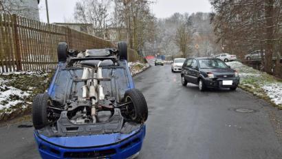 Bild: Andreas Royer
In der Erzhausstraße kam es Freitagmittag zu einem Verkehrsunfall, bei dem ein Skoda auf dem Dach liegen blieb.