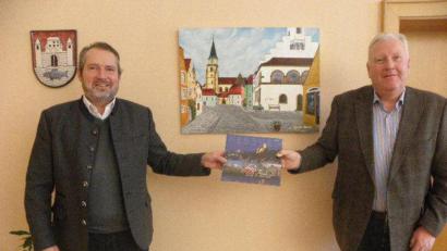Bild: Wilhelm Amann
Symbolischer Dank im Rathaus: Bürgermeister Frank Zeitler schenkte dem Vorstandsvorsitzenden der Danhauser-Gruppe, Markus Baum (rechts), ein Buch über Nabburg.