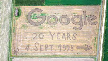 Bild: Dario Gambarin/dpa
Italien, Castagnaro: Der Schriftzug von Google und der Hinweis auf das 20-jährige Bestehen des Internet-Konzerns ist auf einem abgeernteten Weizenfeld zu sehen. Für das Motiv hat der Künstler Dario Gambarin auf rund 47000 Quadratmetern das Feld mit Traktor, Pflug und Egge bearbeitet. Der Konzern wurde am 4. September 1998 gegründet, die Suchmaschine ging drei Tage später online.