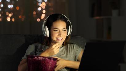 Bild: Adobe Stock
Gemütlich zu Hause am Laptop einen Blockbuster gucken – schon längst Realität. Etliche Streamingdienste bringen Hollywood ins eigene Wohnzimmer.