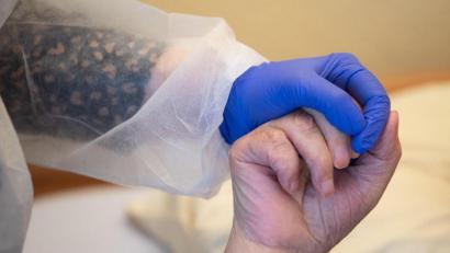 Bild: Sebastian Gollnow/dpa
Pflegekräfte arbeiten in der Corona-Pandemie an der Belastungsgrenze. Der Bonus von 500 Euro soll eine Anerkennung für ihre Leistung sein - wenn das Geld denn ausbezahlt wird.