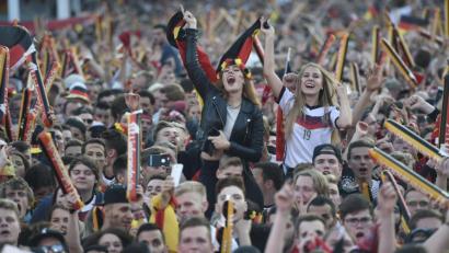 Archivbild: Sophia Kembowski/dpa
Endlich wieder in der Menge baden, ob das klappen wird? Die Fußball-Europameisterschaft soll in diesem Jahr vom 11. Juni bis 11. Juli in verschiedenen Ländern nachgeholt werden.