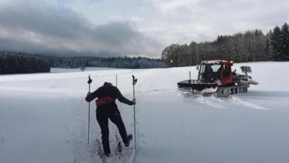 Bild: eg
Wenn es genügend Schnee hat, dann ist das Spurgerät der Zweckgemeinschaft Steinwaldloipe, wie hier auf dem Archivbild, unterwegs und präpariert bis zu 50 Kilometer Loipen.
