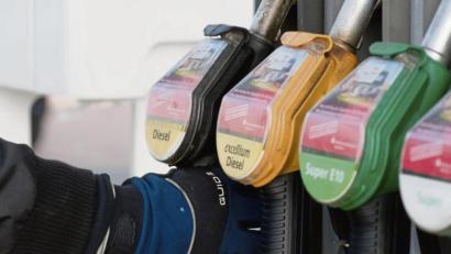 Bild: Klaus-Dietmar Gabbert/dpa
Gewohnter Griff: Doch für Sprit müssen Autofahrer seit Jahresbeginn tiefer in die Tasche greifen. Mit ein paar Tipps lässt sich aber Geld sparen.