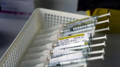 Bild: Jae C. Hong/dpa
Auf diese Spritzen warten viele Weidener und Neustädter. Im Laufe des Freitagabends sollten weitere 540 Dosen des Biontech-Pfizer-Impfstoffs im Impfzentrum des Roten Kreuzes in Weiden eintreffen.