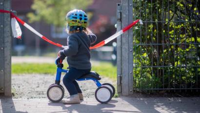 Bild: Julian Stratenschulte/dpa
Seit Monaten sind berufstätige Eltern in der Coronakrise besonders gefordert. Doch um für die Kinderbetreuung Lohnausfallszahlungen zu erhalten, bestehen hohe gesetzliche Hürden.