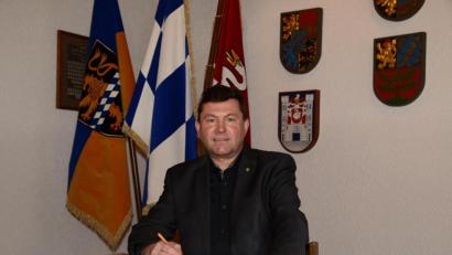 Bild: bey
Im Sitzungssaal im Pleysteiner Rathaus gibt Bürgermeister Rainer Rewitzer seine positiven und optimistischen Prognosen sowie seine Pläne für die Großgemeinde Pleystein bekannt.