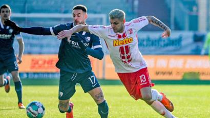 Bild: Armin Weigel/dpa
Regensburgs Erik Wekesser (rechts) im Laufduell mit Danny Blum vom VfL Bochum.