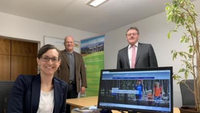 Bild: Stefanie Ringer/exb
AOVE-Geschäftsführerin Katja Stiegler und der Vorsitzende des AOVE-Vereins, Hans-Martin Schertl (rechts), freuen sich über die von Ralph Moser (Mitte) von Moser Media und Informatik, neu gestalteten AOVE-Internetseiten.