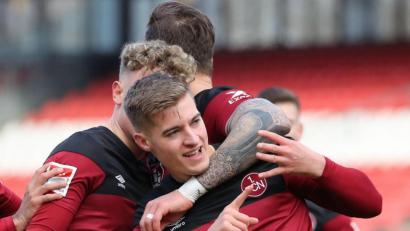 Bild: Daniel Karmann/dpa
Fabian Nürnberger (vorne) traf zum 1:0 für den 1. FC Nürnberg gegen den HSV.