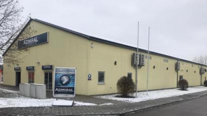 Bild: Wilhelm Amann
Nach einem Anbau und einer teilweisen Nutzungsänderung eröffnet Tedi einen neuen Markt im Gebäude am Angerweiher 7, in dem bisher eine Spielhalle untergebracht ist, die dann in verkleinerter Form erhalten bleibt.