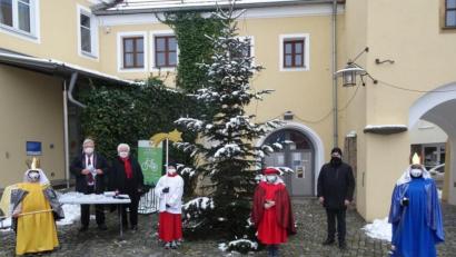 Bild: rgl
Die Luher Sternsinger am Marktplatz mit Pfarrer Arnold Pirner und Bürgermeister Sebastian Hartl.