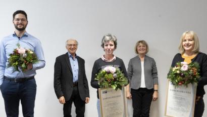 Bild: Härtl/exb
Die beiden Firmeninhaber Alfred und Edith Härtl (hinten, von links) gratulierten Geschäftsführer Dominik Stümpfl (links) für zehn Jahre sowie Sylvia Hammer (Mitte) und Elsbieta Kummer (rechts) für 25 Jahre Firmentreue.