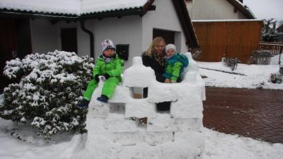 Bild: wro
Die „Teichelberg-Burg“ ziert seit einigen Tagen einen Garten. Errichtet wurde das winterliche Anwesen von der Familie Lindner. Im Bild Ben, Bettina und Mailo Lindner (von links).