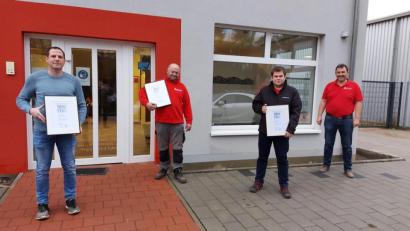Bild: Lotter/exb
Geschäftsführer Andreas Lotter (rechts) zeichnete drei Mitarbeiter für ihre Treue zum Unternehmen aus.