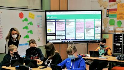Bild: Doktor-Eisenbarth-Mittelschule/exb
Lehrerin Anja Pongratz an der Eisenbarth-Schule Oberviechtach nutzt schon vor der Schulschließung die Notebooks in ihrer Klasse, um die Schüler auf die Anforderungen der digitalen Welt vorzubereiten. Das können sie jetzt gut gebrauchen.
