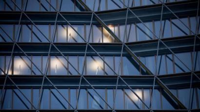 Bild: Rolf Vennenbernd/dpa
In einem Bürogebäude sind nur wenige Räume erleuchtet.