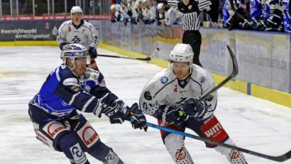 Bild: Oliver Rabuser
Der zweifache Torschütze Dennis Thielsch (rechts), hier im Zweikampf mit Tom Horschel, erzielte beim 5:4-Erfolg der Blue Devils beim SC Riessersee in der Verlängerung den Siegtreffer.