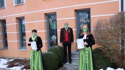 Bild: Marie Schleicher/exb
Vorsitzender Hubert Schleicher (Mitte) gratulierte Birgit Ries (links) und Lena Breitschaft (rechts) zur bestandenen Prüfung.