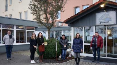 Bild: gru
Übergabe der Gutscheine als Lohn für die Hilfsbereitschaft der Kirwaleut aus Niederärndt und Weißenberg mit (von links) Manfred Rupprecht, Katharina Kraus, Annika Kraus, Bianca Deyerl, Marina Schaller und Karl Deyerl.