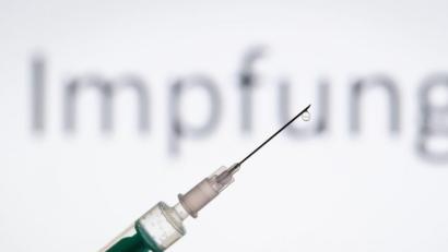 Bild: Friso Gentsch
Die ersten Corona-Impfungen sollen in den kommenden Tagen starten. Zuerst sollen Ältere über 80 sowie Bewohner und Personal in Pflegeheimen zum Zug kommen, daneben Gesundheitspersonal mit sehr hohem Infektionsrisiko.