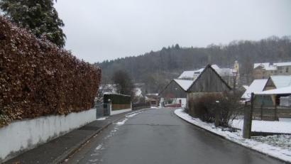 Bild: gm
Die untere Bergstraße von Ebermannsdorf ist im Bereich der Anlieger sowie der Kurve frei und kann somit von allen Bürgern und Fahrzeugen sicher und problemlos genutzt werden, heißt es von der Gemeinde.