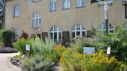 Bild: Kubz/exb
Das Gartenschulhaus im Natur- und Erlebnisgarten des Klosters Waldsassen.