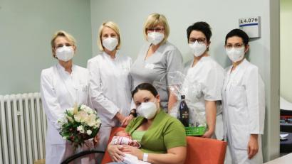 Bild: Klinikum Fichtelgebirge/exb
Helena Bauer aus Wunsiedel mit ihrem Baby Nadja. Mit im Bild (von links) Chefärztin Dr. Maria Dietrich, Liudmilla Bragina, Hebamme Johanna Wiesner, Christina Fraas und Oberärztin Natalija Deuerling.