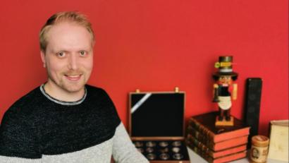 Bild: Portner
Münzen, Bücher und allerhand Kurioses rund um die vier großen Söhne von Oberviechtach: Christian Schießl hat die Sammelleidenschaft gepackt. Auch Notgeldmarken mit dem Konterfei Eisenbarths sind im Ordner archiviert.