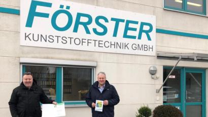 Bild: Monika Bauer, Förster Kunststofftechnik GmbH/exb
Landrat Richard Reisinger überreichte an Geschäftsführer Daniel Weidner die neue Urkunde für den Umwelt- und Klimapakt Bayern. Diesem gehört das Unternehmen Kunststofftechnik Förster seit nunmehr zwei Jahrzehnten durchgehend an.