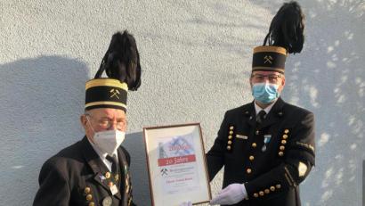 Bild: Bergknappenverein/exb
„Vize“ Georg Rubenbauer (links) überreicht Armin Kraus eine Urkunde für 20 Jahre an der Spitze der Knappen.