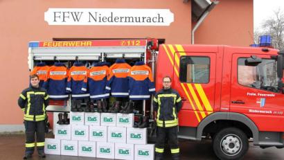 Bild: Josef Böhm
Gerne hätten Jugendwart Dominik Schießlbauer (rechts) und sein Stellvertreter Andreas Stepper die neue Schutzausrüstung der Jugendfeuerwehr Niedermurach/Rottendorf gemeinsam mit allen Jugendlichen präsentiert, doch die herrschenden Kontaktbeschränkungen ließen dies nicht zu.