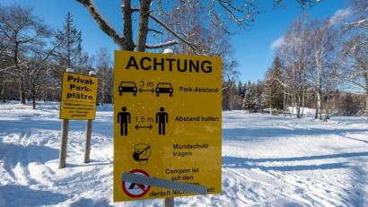 Bild: Armin Weigel/dpa
Um Tagesausflügler etwa in solche Skigebiete besser kontrollieren zu können, bringt Gemeindetagspräsident Uwe Brandl eine Handyüberwachung ins Spiel.