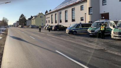 Bild: Polizeiinspektion Waldsassen
Ein- und Ausreisende aus Tschechien hatte die Polizei am Wochenende in Waldsassen besonders im Blick. Die Beamten hatten sich auch an der Egerer Straße positioniert.