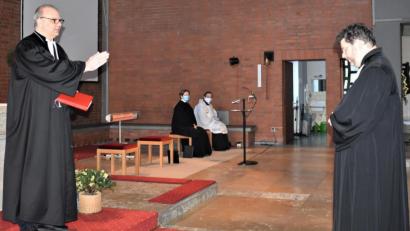Bild: rgr
Dekan Thomas Guba (links) entbindet den scheidenden Pfarrer André Fischer (rechts) von den Pflichten für die evangelische Kirchengemeinde Grafenwöhr-Pressath und segnet ihn. Mit dabei sind Pfarrerin Anne Utz und der katholische Pfarrer Bernhard Müller.