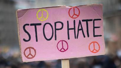 Symbolbild: Christian Charisius
Es sind zu viele falsche Experten und Panikmacher unterwegs und posten Un- oder Halbwahrheiten