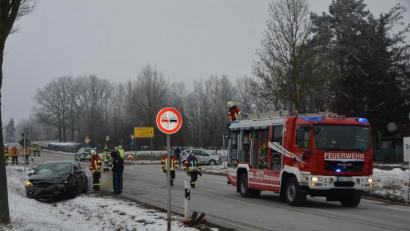Bild: dob
Während der Unfallaufnahme durch Beamte der Polizeiinspektion Vohenstrauß blieb die Bundesstraße 22 komplett gesperrt.