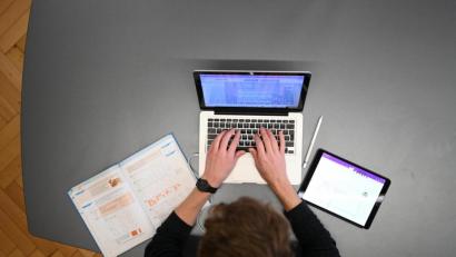 Bild: Felix Kästle/dpa
Der Distanzunterricht an den Schulen in der Region scheint gut angelaufen zu sein - nach kleinen technischen Pannen.