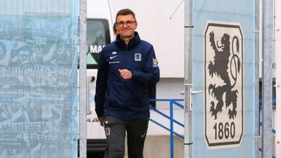 Bild: Ulrich Wagner
Gut gelaunt zur Arbeit, wenngleich es auch manchmal bitterkalt ist, wie 1860-Trainer Michael Köllner sagt.